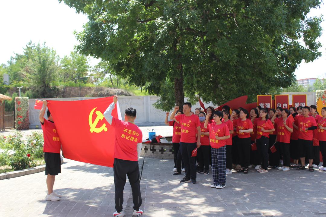 榆阳区鼓楼街道二里半社区：将军馆内忆往昔 红歌唱响颂党恩