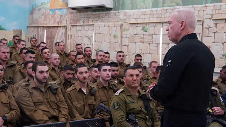 以色列国防军士兵与国防部长加兰特