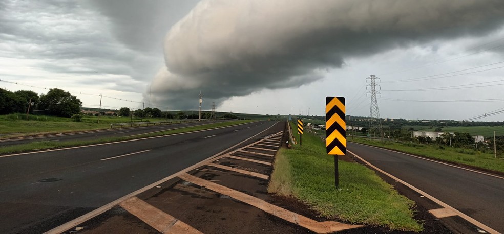 Nuvem rolo em estrada de Sertãozinho, SP — Foto: Vanessa Pignata