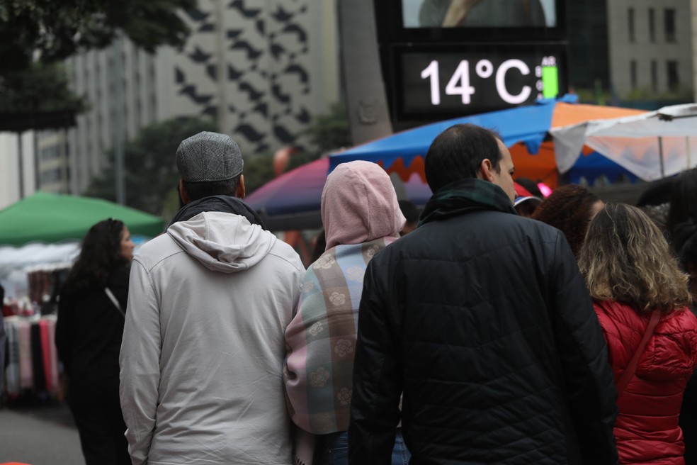 Pedestres agasalhados na Avenida Paulista, em SP — Foto: RENATO S. CERQUEIRA/ATO PRESS/ESTADÃO CONTEÚDO