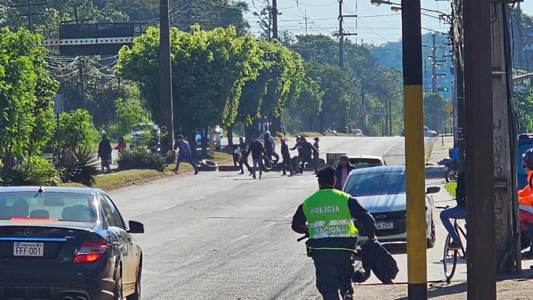Policías se enfrentan con ocupantes en medio de un violento intento de  desalojo en Ciudad del Este - Última Hora | Noticias de Paraguay y el  mundo, las 24 horas. Noticias nacionales