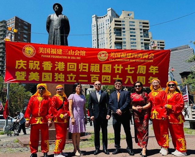 美国福建三山会馆和美国福建四海商会隆重举行“庆祝香港回归暨美国独立日”升旗仪式 . ..._图1-23