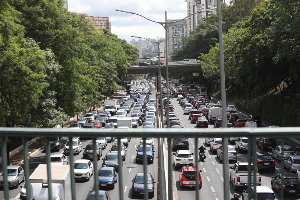 Trânsito na Avenida 23 de Maio em São Paulo (SP) — Foto: RENATO S. CERQUEIRA/FUTURA PRESS/ESTADÃO CONTEÚDO