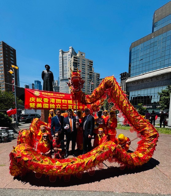 美国福建三山会馆和美国福建四海商会隆重举行“庆祝香港回归暨美国独立日”升旗仪式 . ..._图1-22