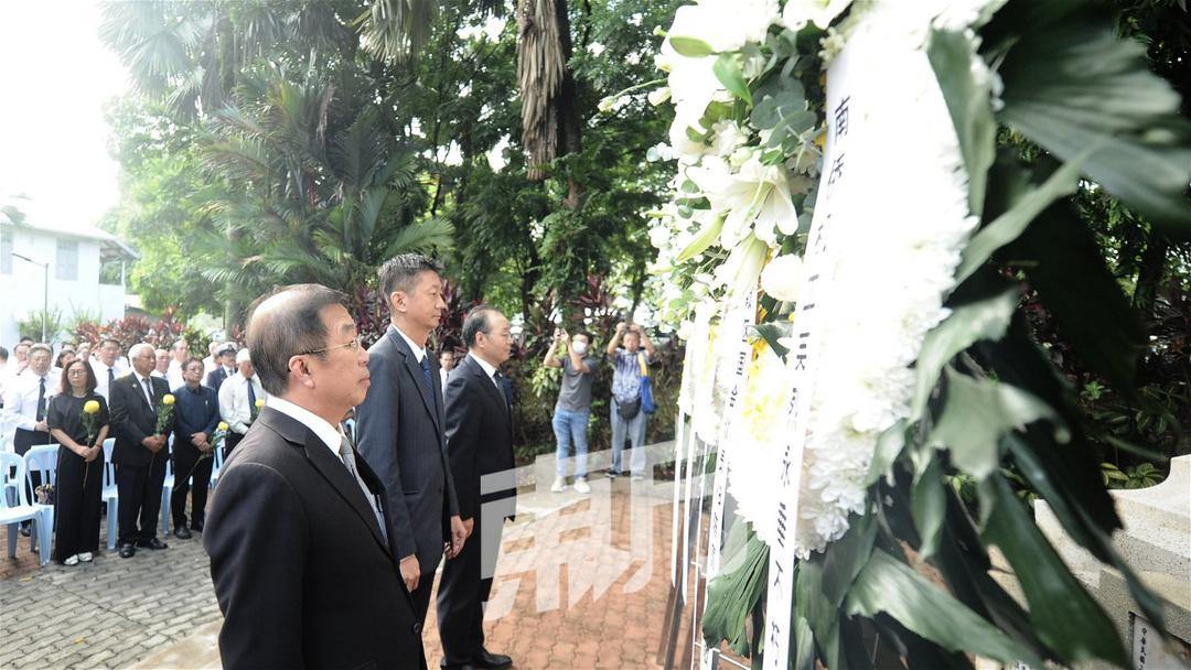 顏登逸（左2）、陳國偉（左）及歐陽玉靖（左3）獻花圈。