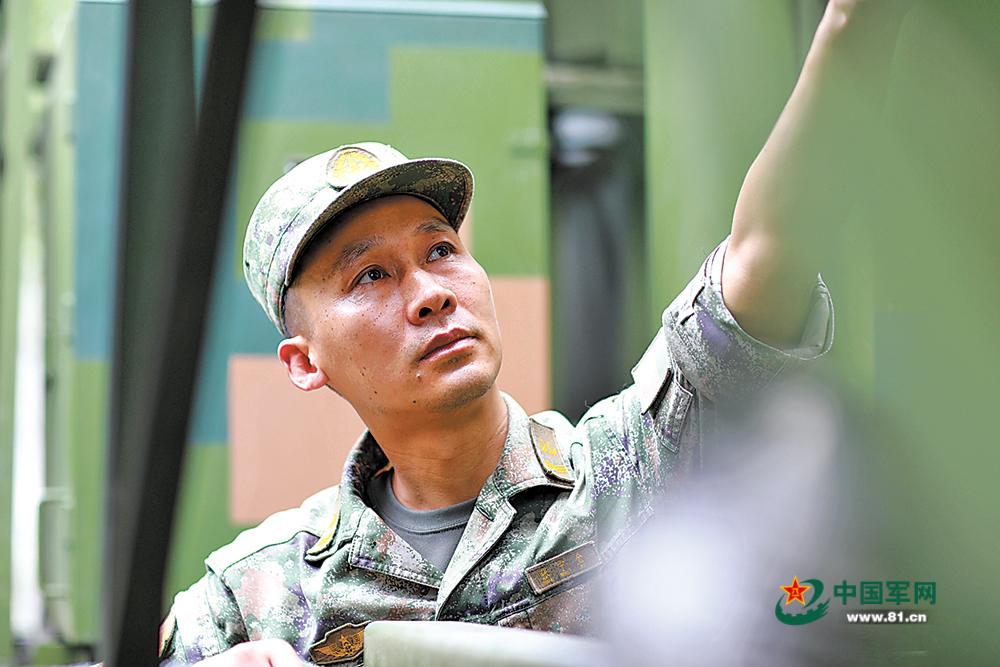 中部戰區陸軍某旅三級軍士長張寧金用專註的態度做專業的事