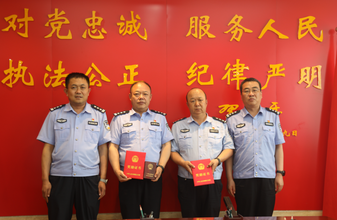 表彰激奋进 送奖暖警心——市公安局到靖边县公安局开展一线送奖活动