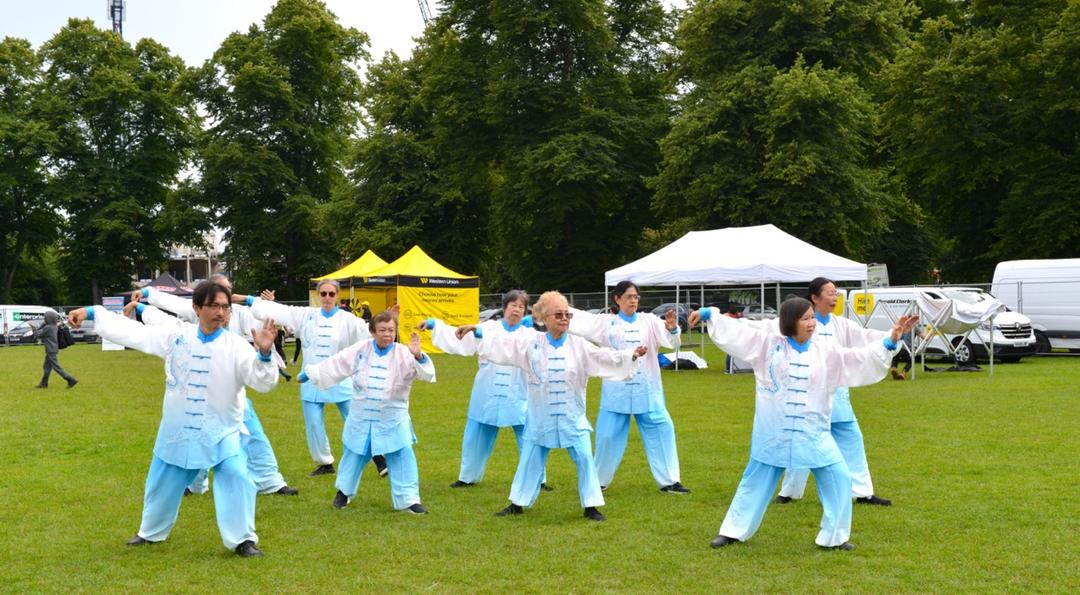 A group of people doing tai chi

Description automatically generated