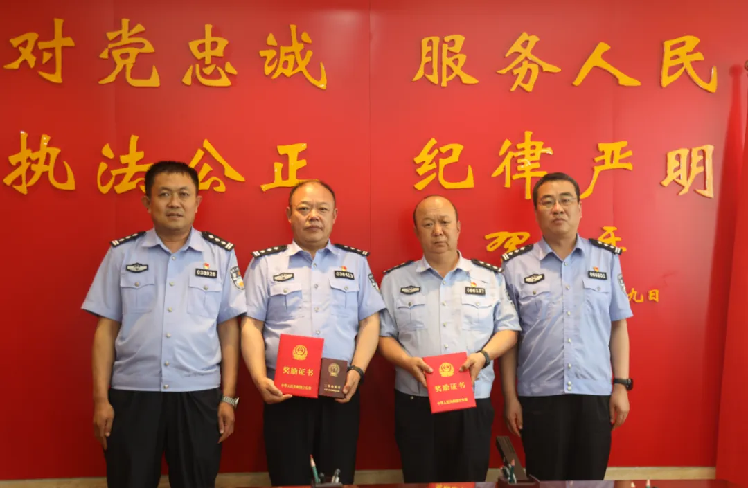 表彰激奋进 送奖暖警心——市公安局到靖边开展一线送奖活动