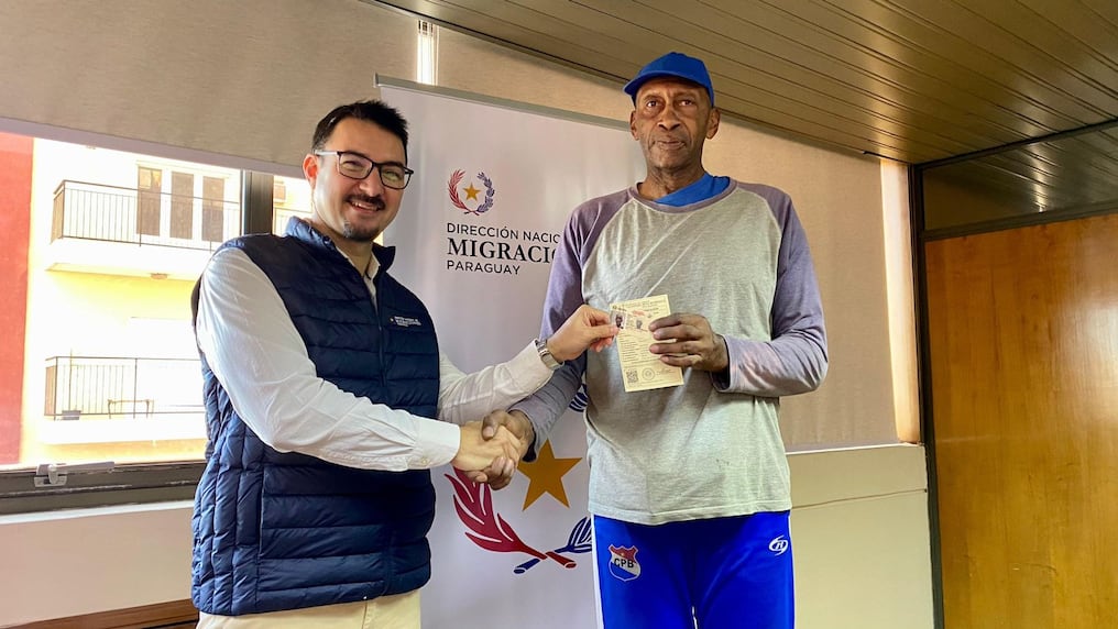 Luego de vivir 40 años en Paraguay, Ron Cowan pudo acceder a su primer carnet de residencia temporal tras completar el proceso de documentación ante Migraciones. Foto: Gentileza