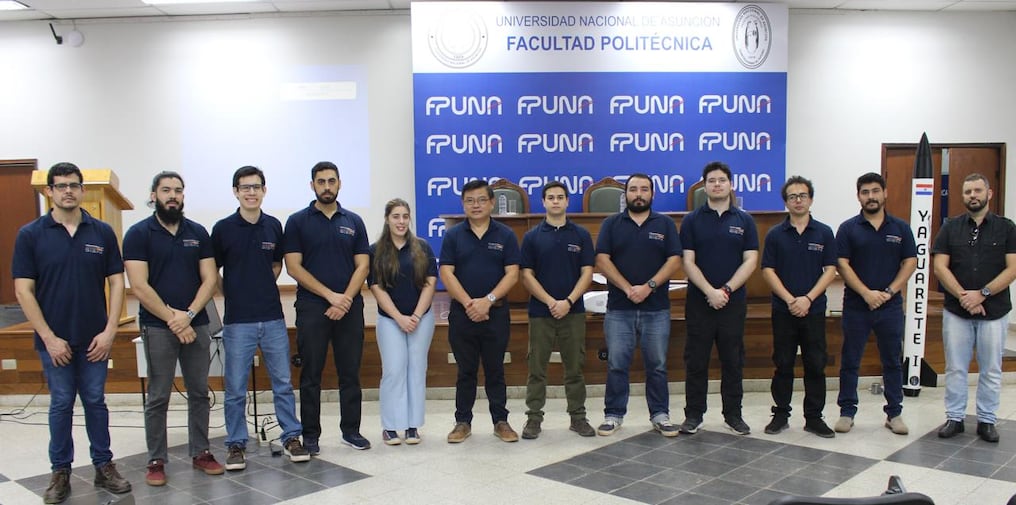 Estudiantes y docentes de la Politécnica UNA, en abierto desafío para innovar en cuestiones aeroespaciales. Foto: Gentileza