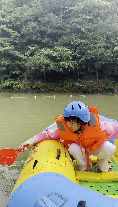 湖北凉爽英山水精灵儿童漂流开漂了