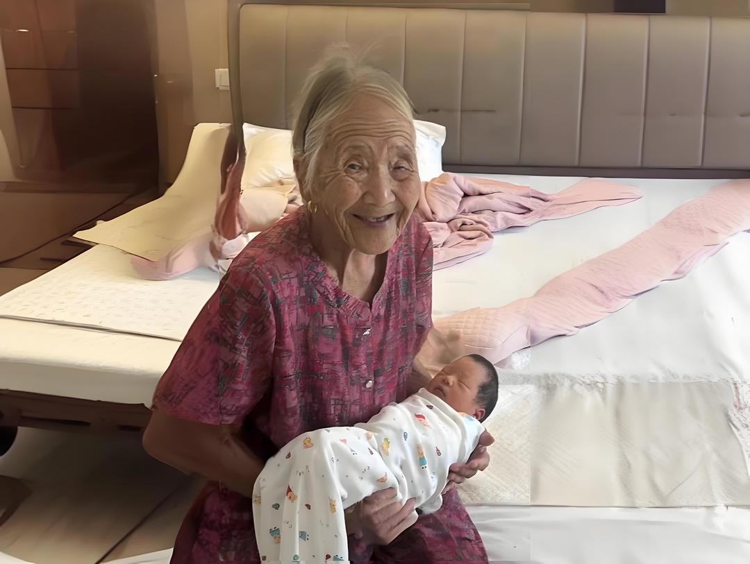 104岁高祖母第一次见出生10天宝宝，温馨场景走红网络