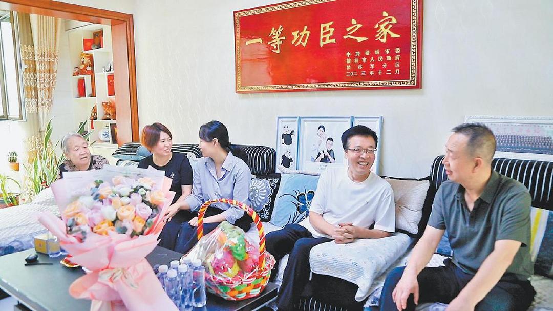 绥德县“八一”前夕走访慰问情暖军属心