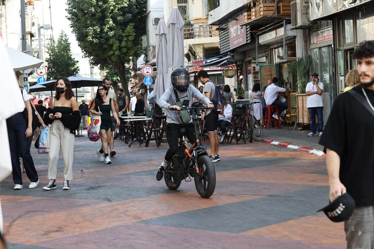 חדשות רכב - שנים בלי רישיון וללא אכיפה: משרד התחבורה שכח את העובדים הזרים