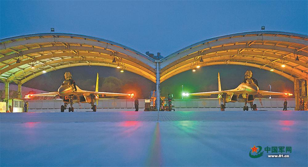 “飛鯊”出擊！直擊海軍航空大學某團多課目跨晝夜訓練