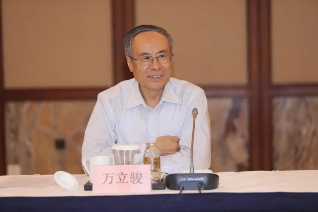 万立骏出席华侨捐赠权益保护专题座谈会并在上海调研_全球_新闻_华人头条