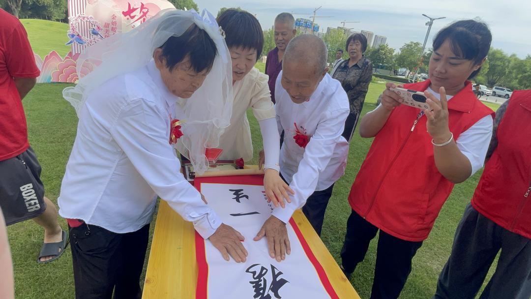 榆阳区崇文路街道春苑社区开展“金婚暖夕阳 甜美伴七夕”活动