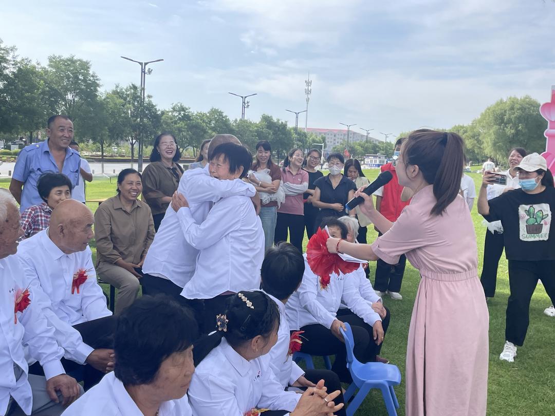 榆阳区崇文路街道春苑社区开展“金婚暖夕阳 甜美伴七夕”活动