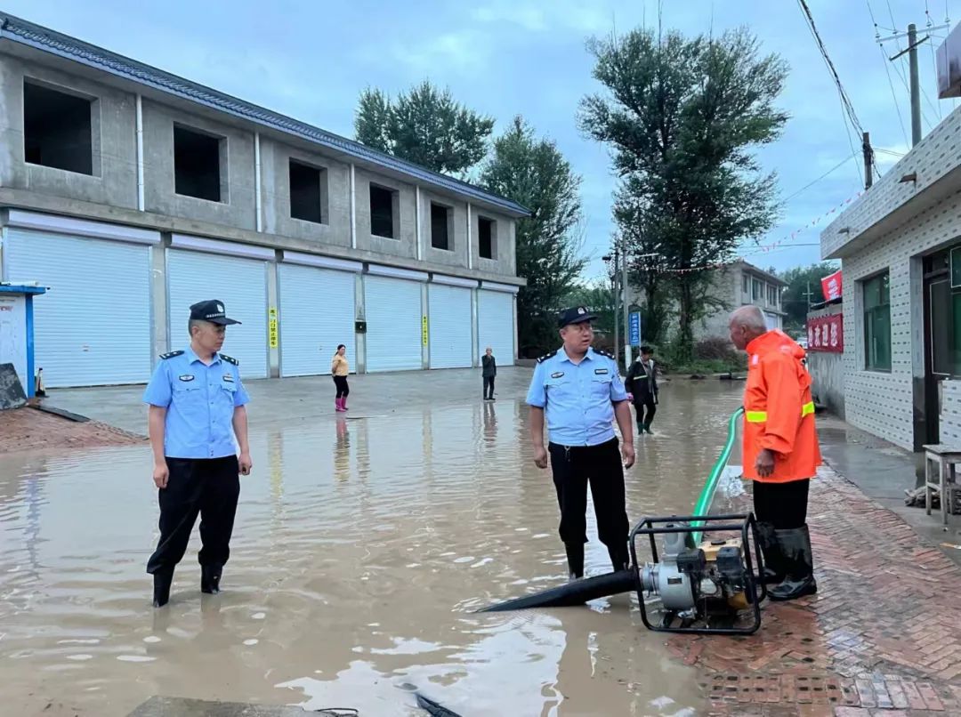 靖边公安：疾风骤雨里的警民情
