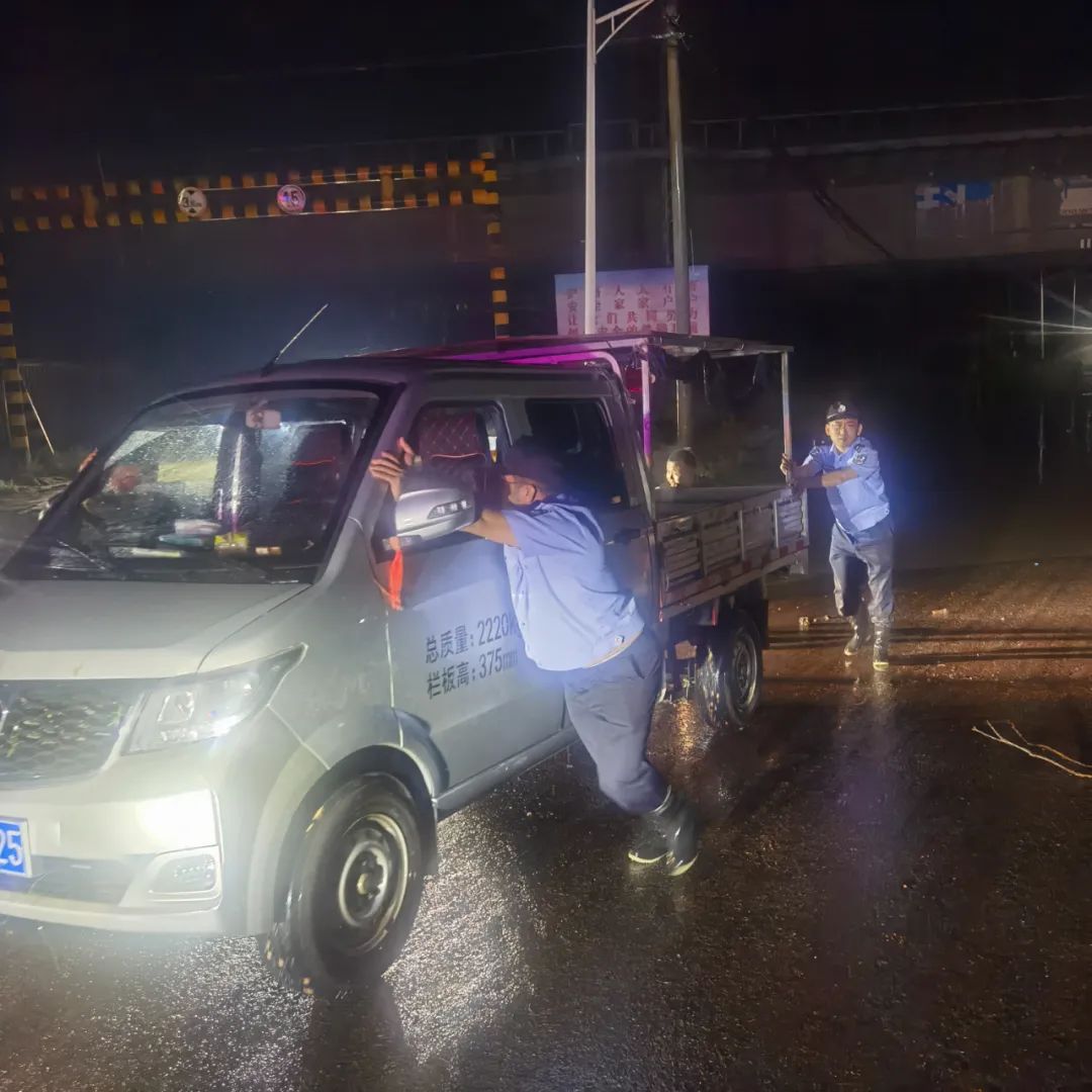 靖边公安：疾风骤雨里的警民情