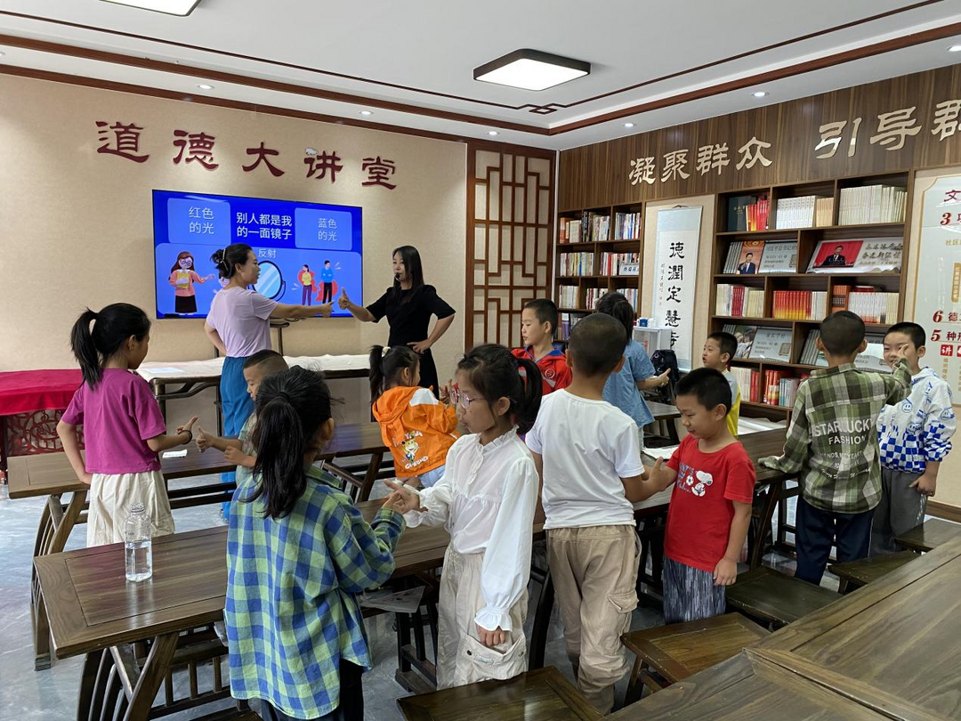 “让爱携手 共育万家”家庭教育指导服务文明实践活动走进了新明楼街道定慧寺社区