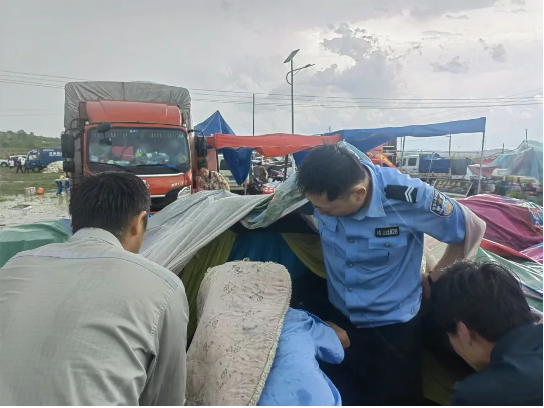 Nice,暴雨中的这一幕真暖! Nice,暴雨中的这一幕真暖!