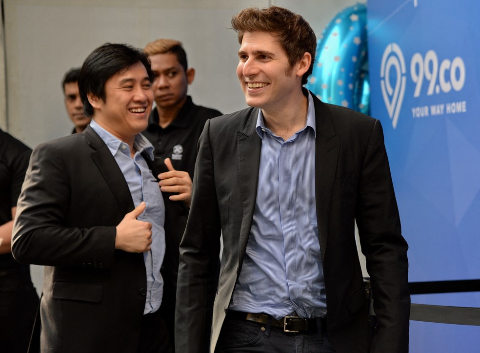 O cofundador do Facebook Eduardo Saverin (dir.) e Darius Cheung cofundador da BillPin e CEO cofundador da tenCube adquirida pela McAfee participam do segundo aniversário da 99.co e do lançamento da 99PRO em Cingapura em 26 de maio de 2016. — Foto: Roslan Rahman/AFP/Arquivo