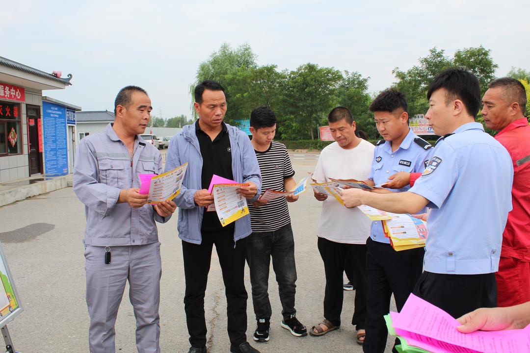 靖边交警联合交运局走进企业开展交通安全宣传活动