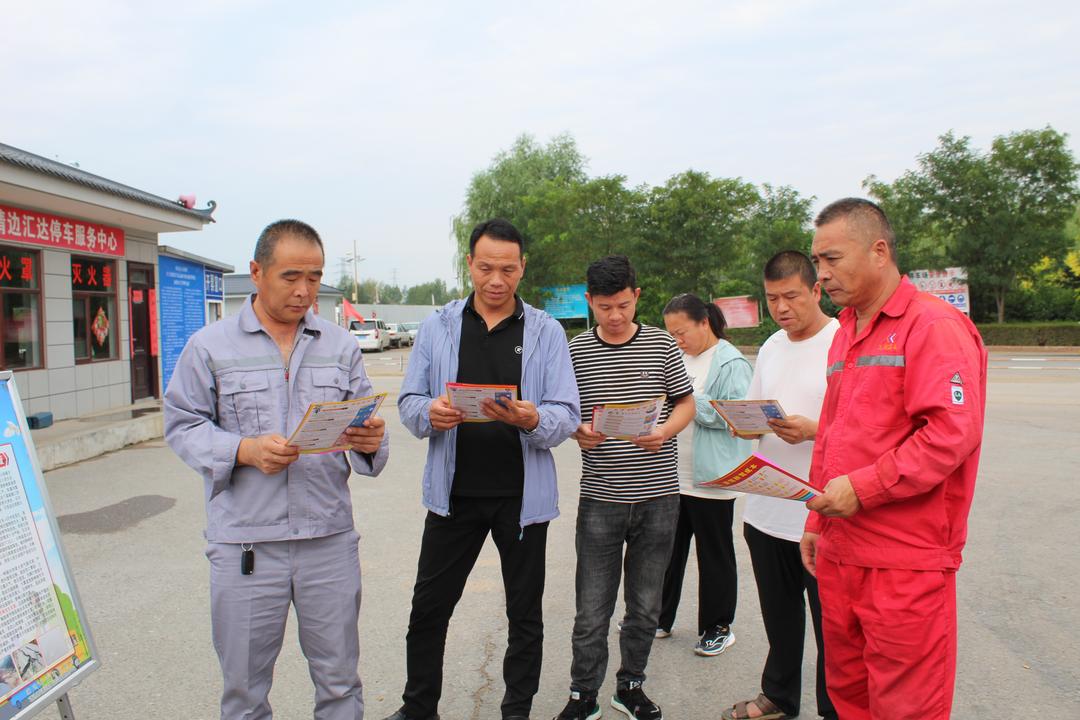 靖边交警联合交运局走进企业开展交通安全宣传活动