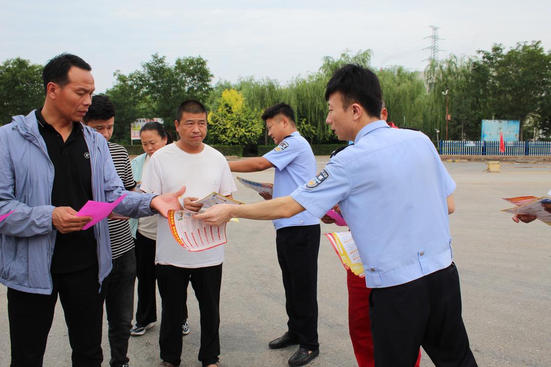 靖边交警联合交运局走进企业开展交通安全宣传活动