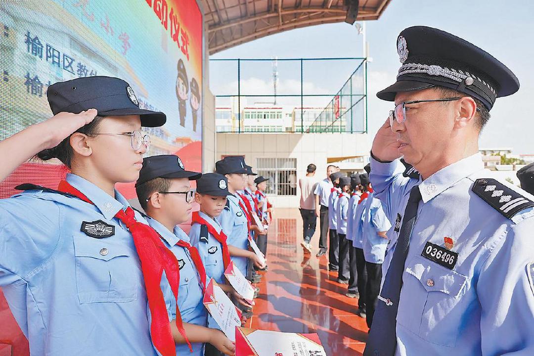 榆阳区教体局联合公安榆阳分局在榆林市星元小学举办少年警队揭牌仪式