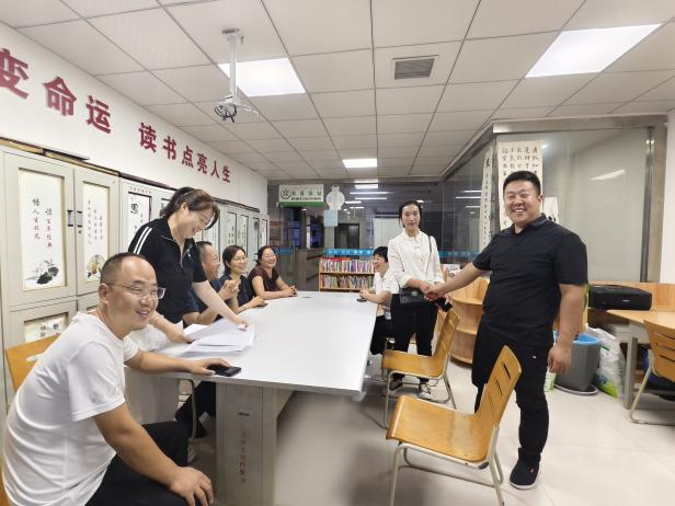 二里半社区居委会“老谢说事”快速解决空调机位纠纷获赞扬