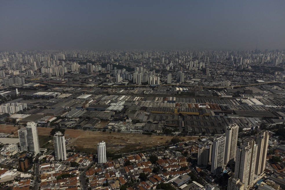 Tempo seco e poluído na cidade de São Paulo — Foto: FÁBIO VIEIRA/FOTORUA/ESTADÃO CONTEÚDO