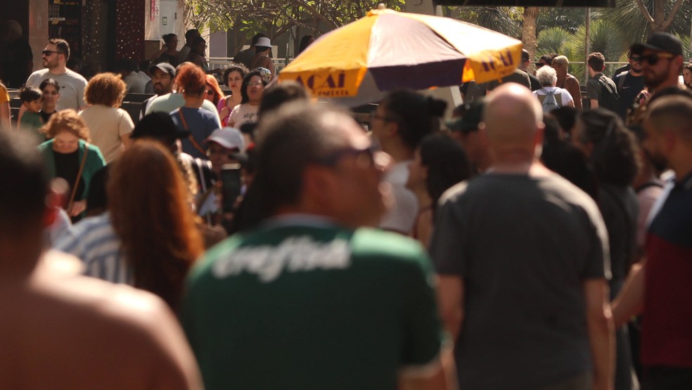 Pedestres enfrentam calor e tempo seco na Avenida Paulista, na cidade de São Paulo (SP), nesta tarde de domingo, 1º de setembro de 2024. — Foto: FÁBIO VIEIRA/FOTORUA/ESTADÃO CONTEÚDO