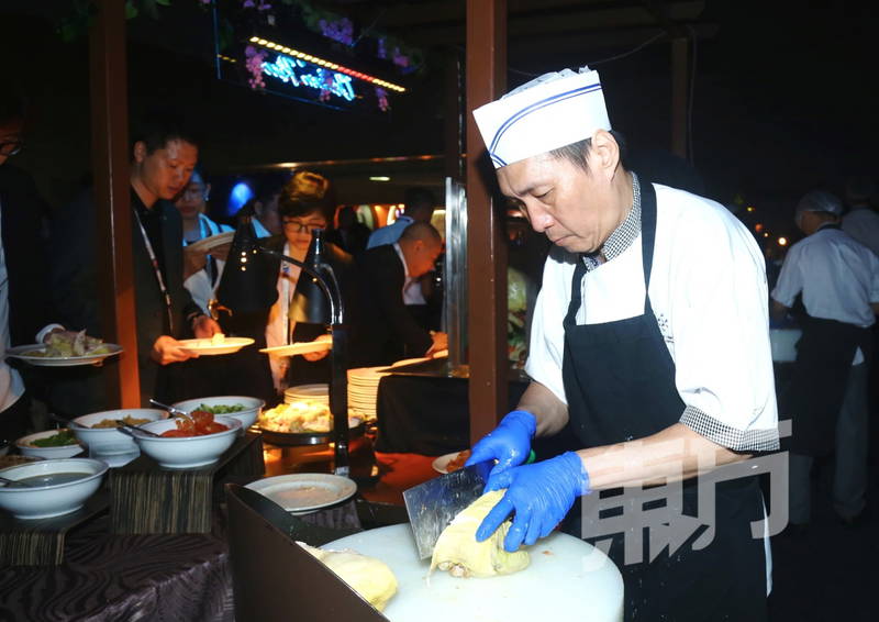 「在地食光」設有不同大馬本地美食檔口，其中有海南雞飯檔口廚師現場砍雞肉。