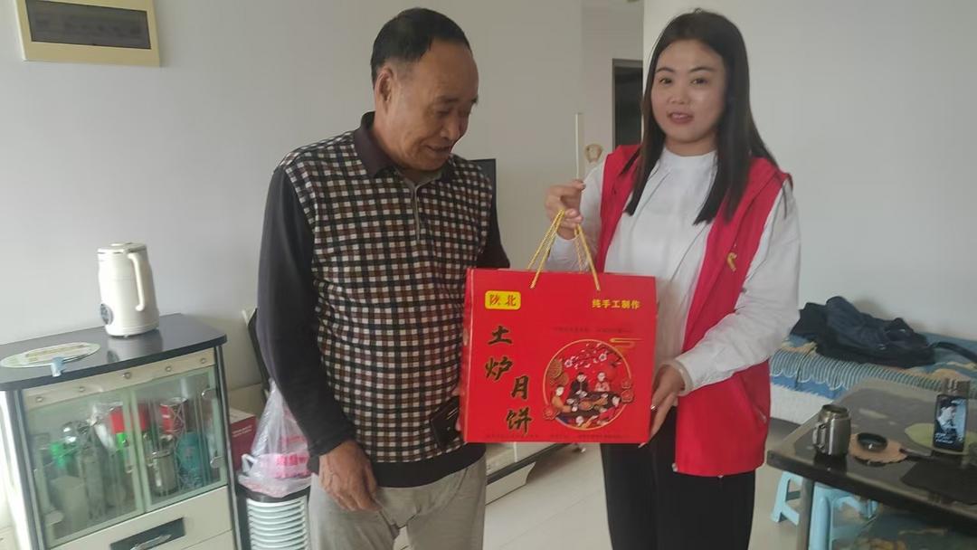 金沙路街道金榆社区开展“睦邻共融 浓情中秋”走访慰问困难居民活动