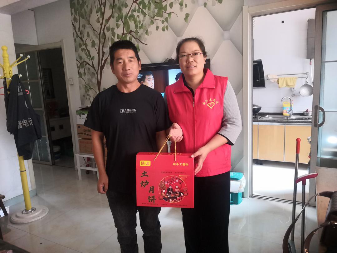 金沙路街道金榆社区开展“睦邻共融 浓情中秋”走访慰问困难居民活动