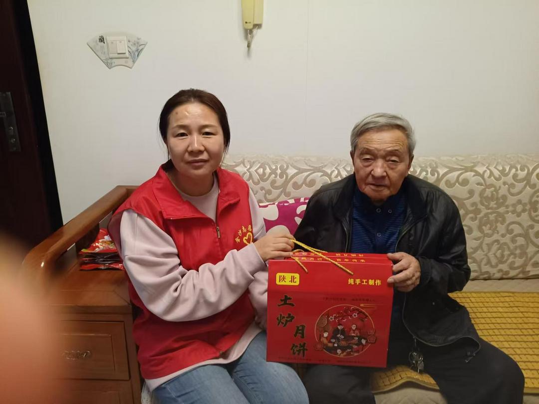 金沙路街道金榆社区开展“睦邻共融 浓情中秋”走访慰问困难居民活动