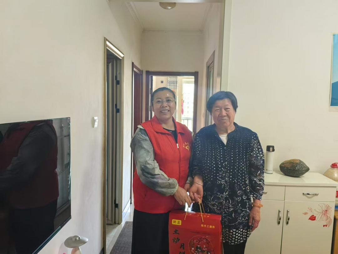 金沙路街道金榆社区开展“睦邻共融 浓情中秋”走访慰问困难居民活动