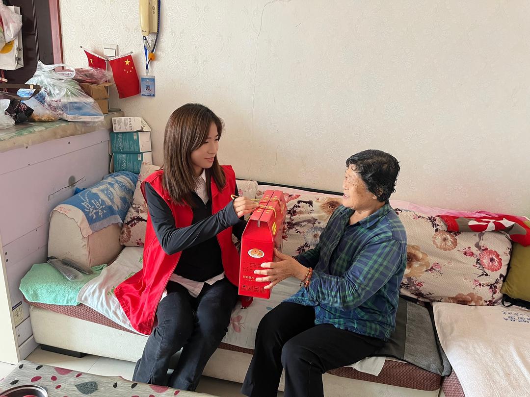 金沙路街道金榆社区开展“睦邻共融 浓情中秋”走访慰问困难居民活动
