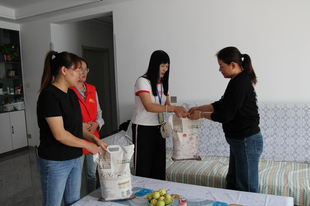 心系群众情暖社区——人大代表刘红艳深入社区走访慰问