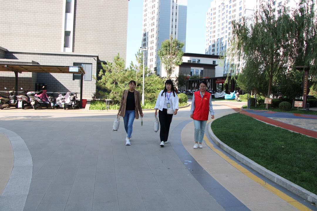 心系群众情暖社区——人大代表刘红艳深入社区走访慰问