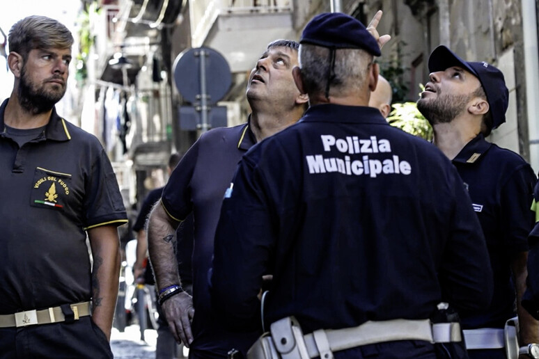 Morta la turista colpita alla testa da una statua a Napoli - RIPRODUZIONE RISERVATA