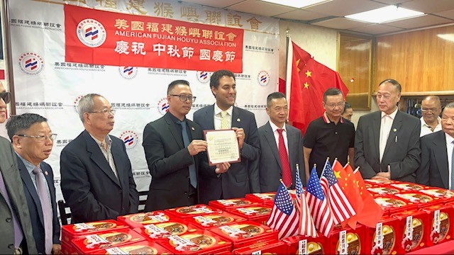 美国福建屿联谊会举办“庆祝中秋、喜迎国庆赠送月饼活动_图1-2