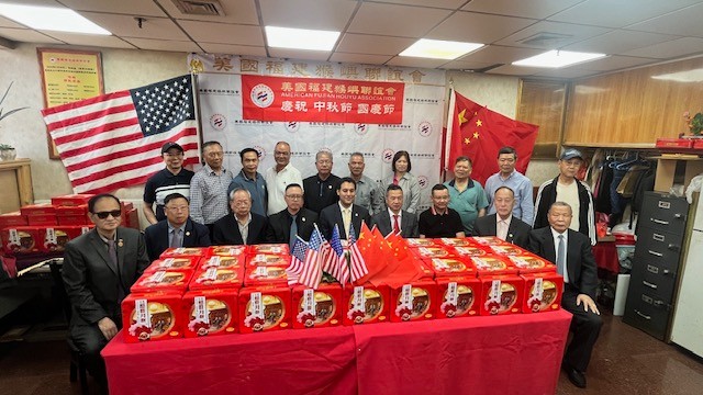 美国福建屿联谊会举办“庆祝中秋、喜迎国庆赠送月饼活动_图1-13