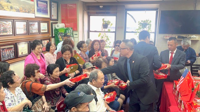 美国福建屿联谊会举办“庆祝中秋、喜迎国庆赠送月饼活动_图1-25