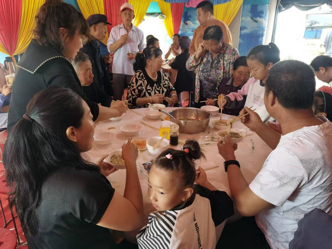 中秋佳节全村欢 幸福院里笑声甜——神木市大保当镇摆言采当村第四组开展庆中秋献爱心活动