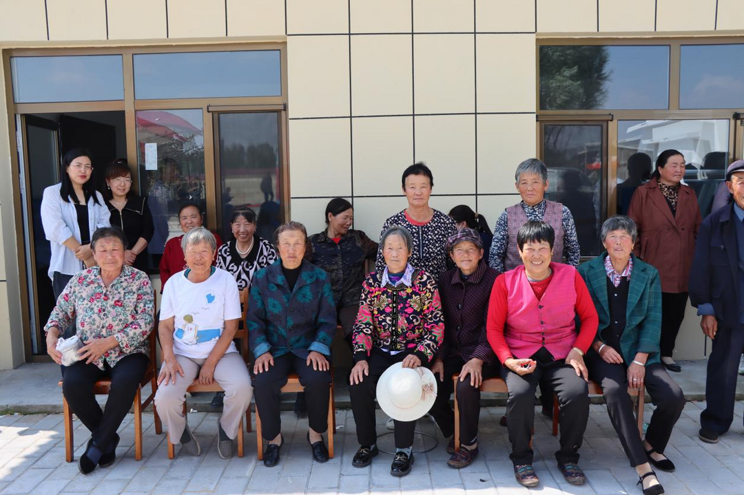 中秋佳节全村欢 幸福院里笑声甜——神木市大保当镇摆言采当村第四组开展庆中秋献爱心活动