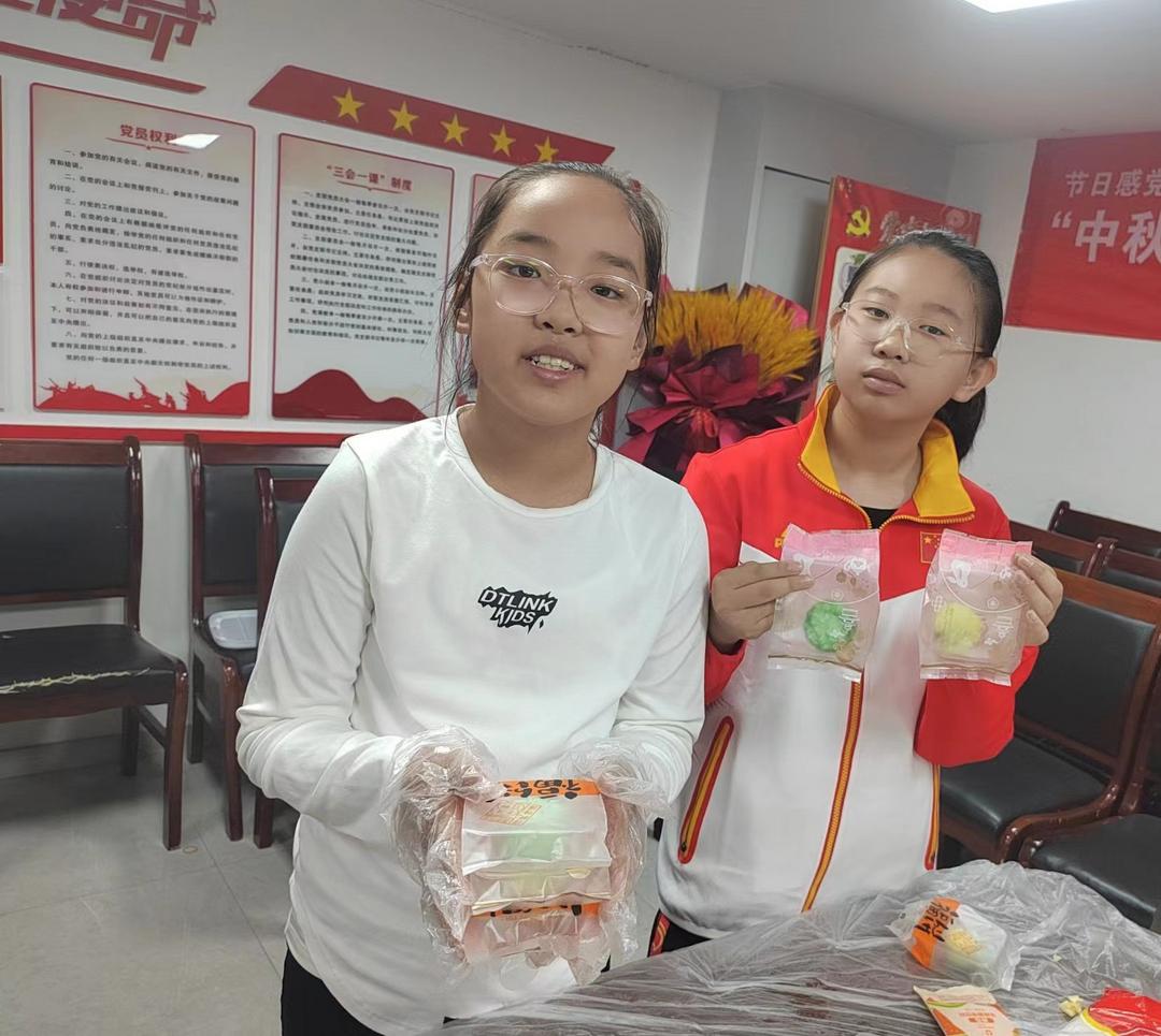榆阳区明珠路社区开展了“中秋小匠人 青春月饼秀”中秋节主题活动